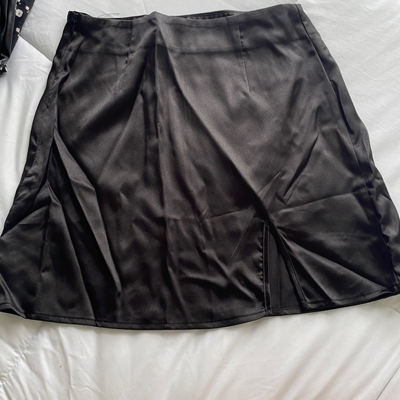 Black polyester mini skirt - Picture 1 of 2